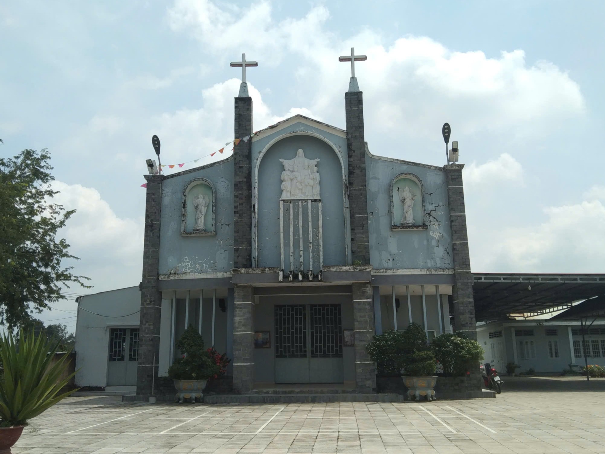 Hai giáo xứ cùng tên cách nhau một con sông